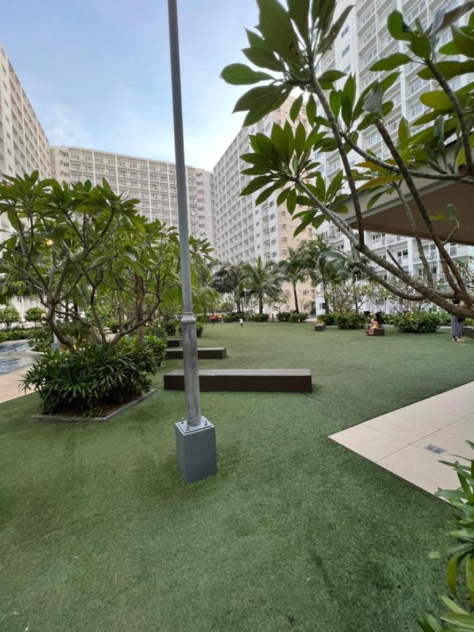 Yam Staycation Shore Residences Манила Екстериор снимка